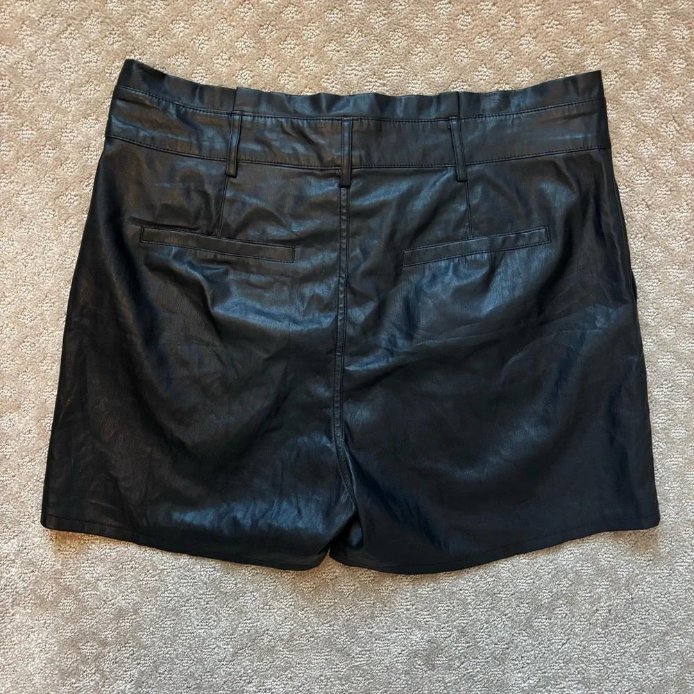 Sofía Jeans by Sofía Vergara Faux Leather Shorts - Picture 3 of 8